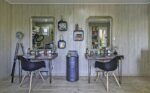 Un salon de coiffure aménagé dans un studio de jardin en bois