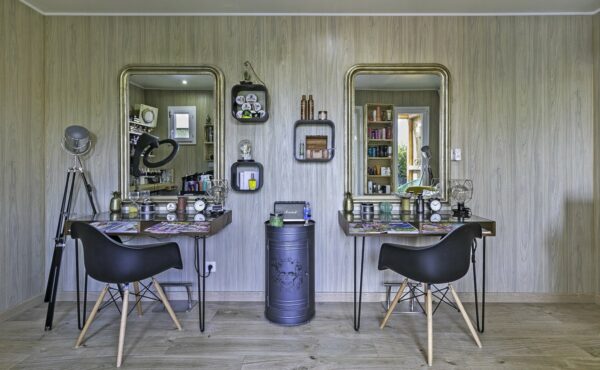 Un salon de coiffure aménagé dans un studio de jardin en bois