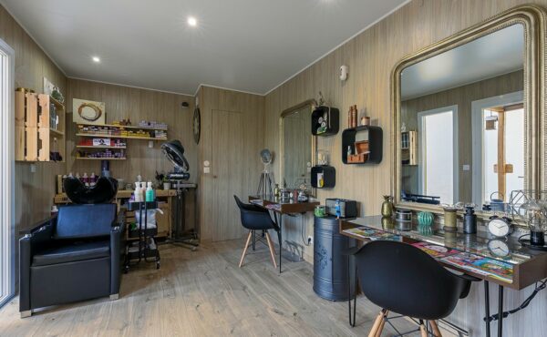 Un salon de coiffure aménagé dans un studio de jardin de 25m2
