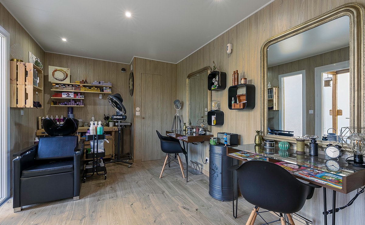 greenkub-salon-coiffure-interieur-2.jpg Un salon de coiffure aménagé dans un studio de jardin de 25m2