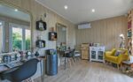 Un salon de coiffure dans un studio de jardin de 25m2
