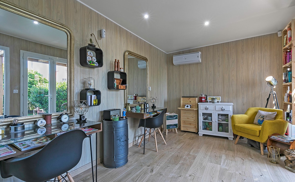 greenkub-salon-coiffure-interieur-3.jpg Un salon de coiffure dans un studio de jardin de 25m2