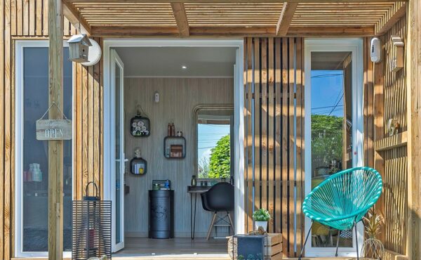 Intérieur d'un salon de coiffure dans un studio de jardin