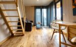 Aménagement intérieur d'un bureau de jardin avec mézzanine