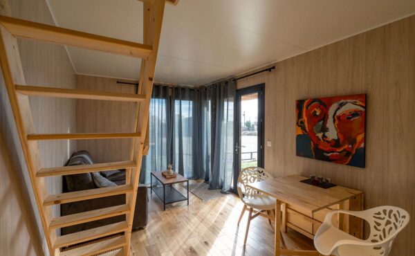 Aménagement intérieur d'un bureau de jardin avec mézzanine