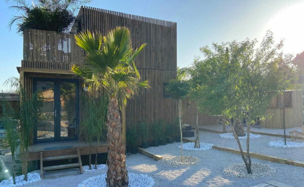 Un studio de jardin en bois de 25m2 servant de chambre d'hôte
