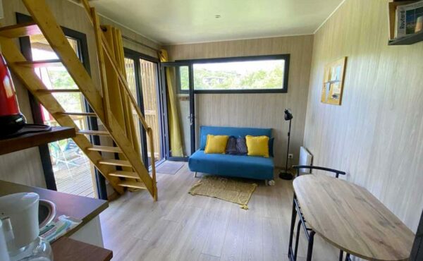 Espace de vie d'une chambre d'hôte de 25m2 dans un studio de jardin