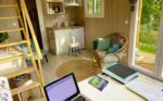 Aménagement intérieur d'un bureau de jardin avec mézzanine