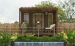 Bureau de jardin de 11m2 aménagé en pièce de travail au bord d'une piscine