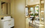 Salle de bain d'un studio de jardin en bois
