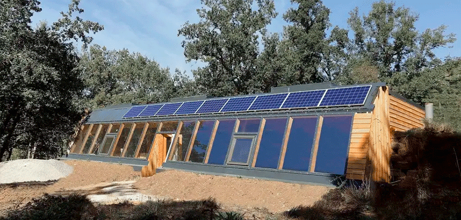 Un Earthship avec des panneaux photovoltaïques