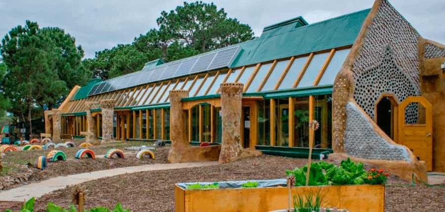 Un Earthshipavec un jardin aménagé