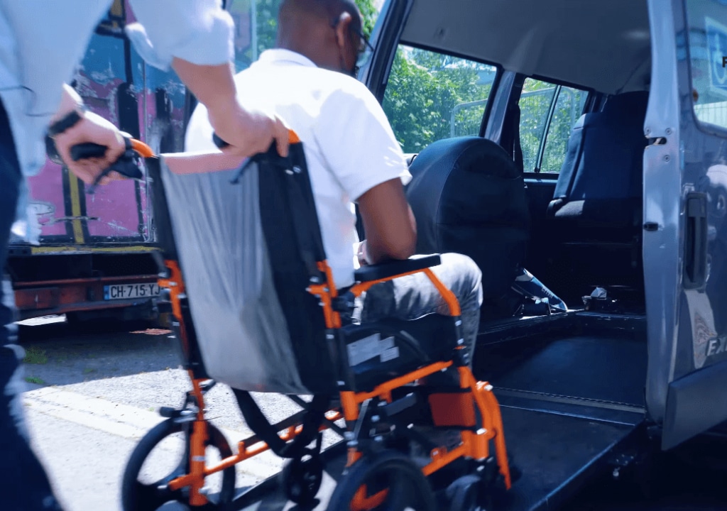 personne en fauteuil roulant