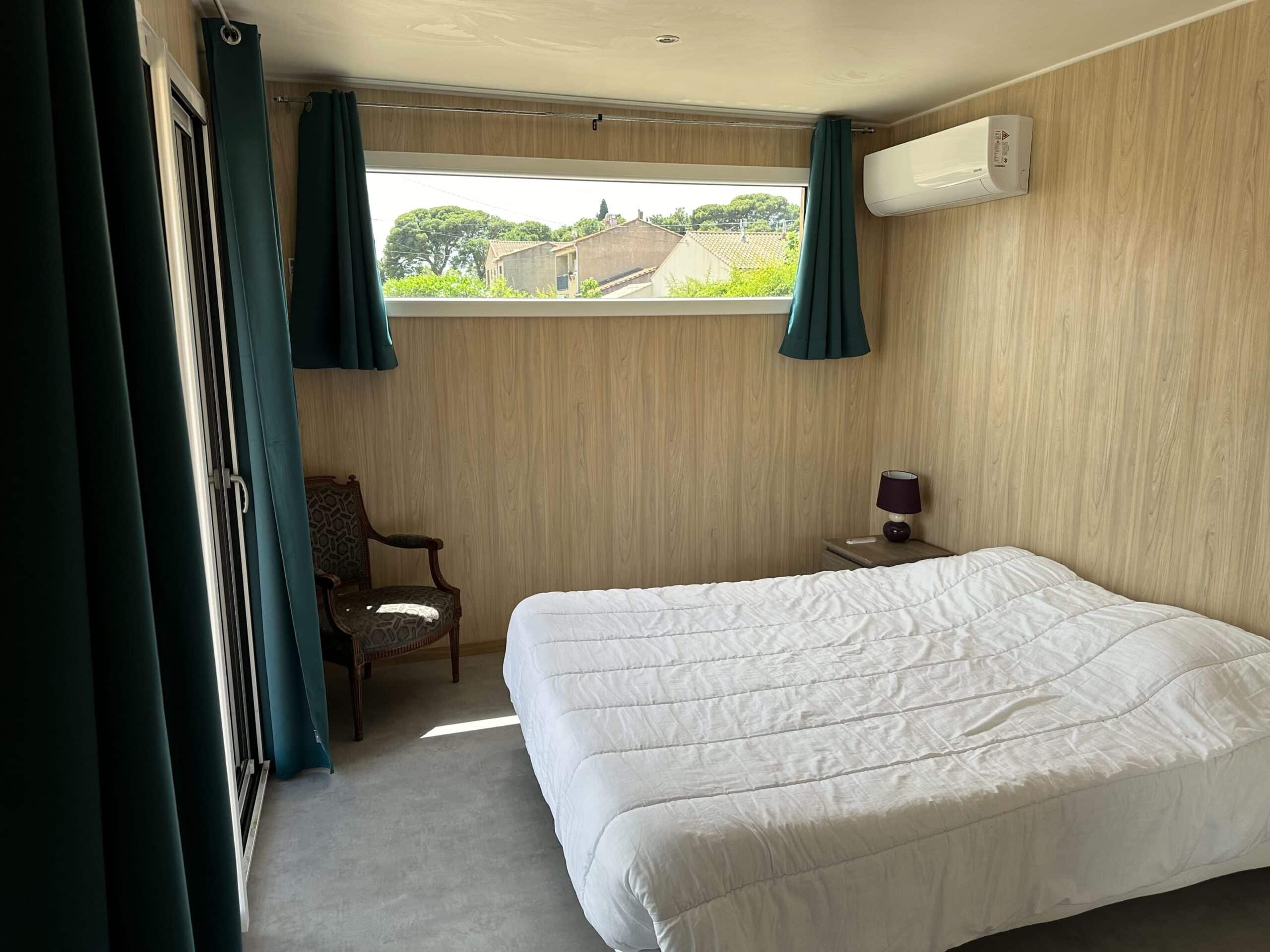 Chambre aménagée dans une maison en bois