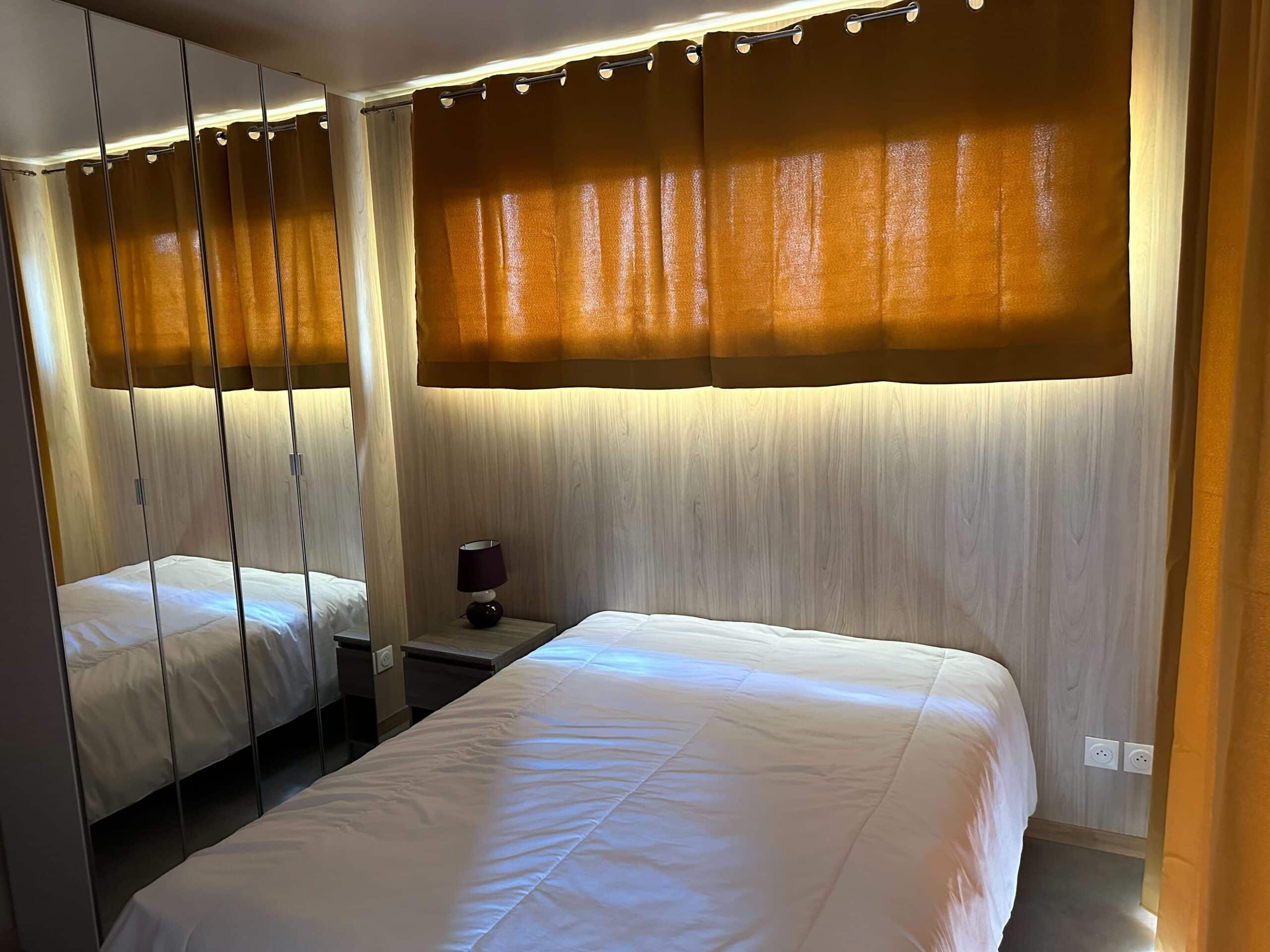 Une chambre dans une maison de jardin