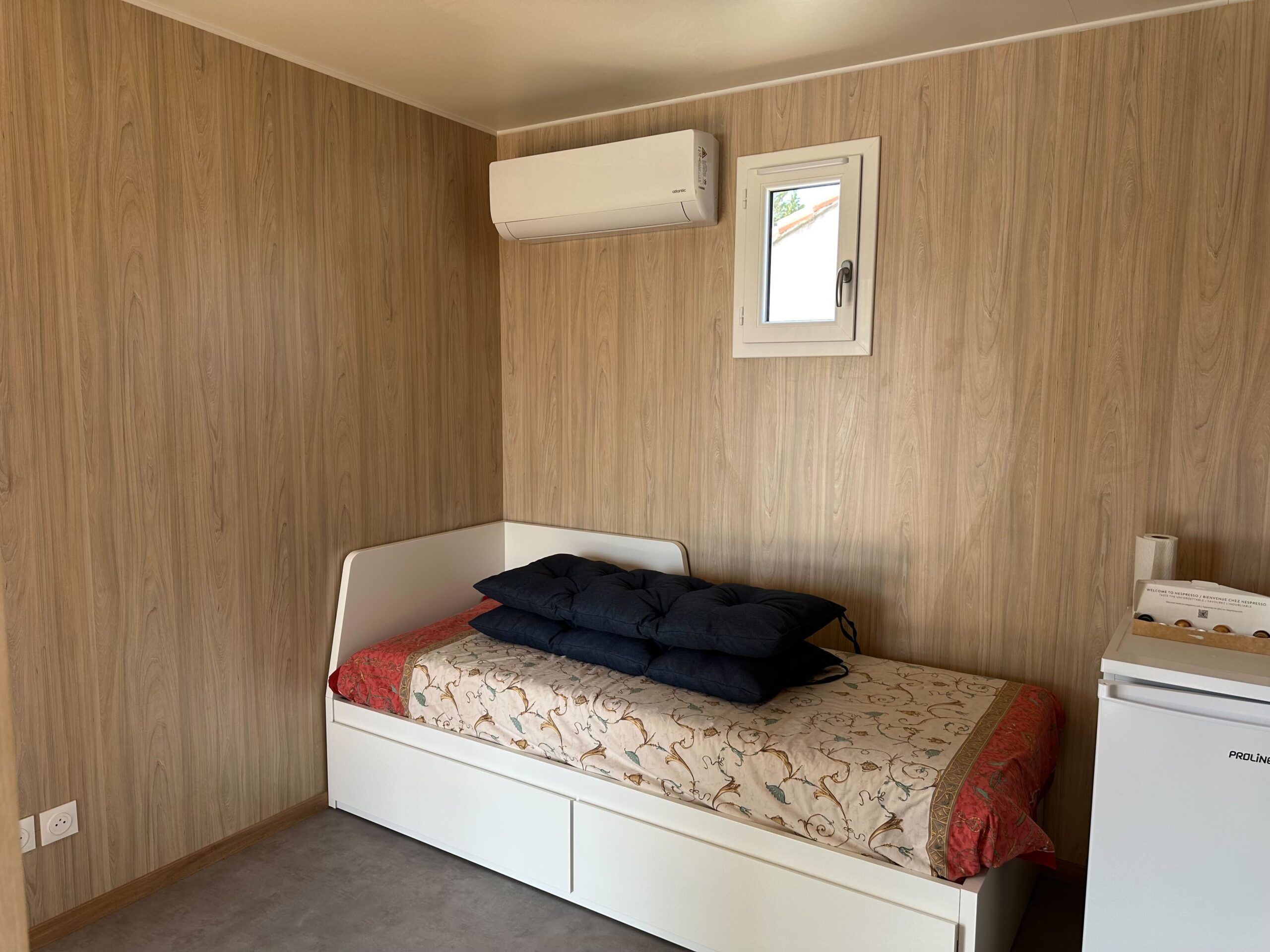 Une chambre pour enfant dans une maison en bois