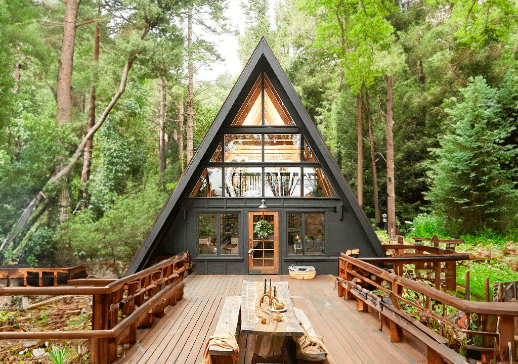 Une maison en A avec une grande terrasse dans la nature