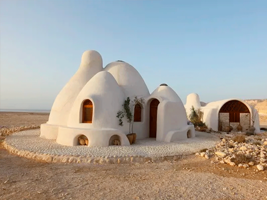 Maison en sacs de terre super adobe