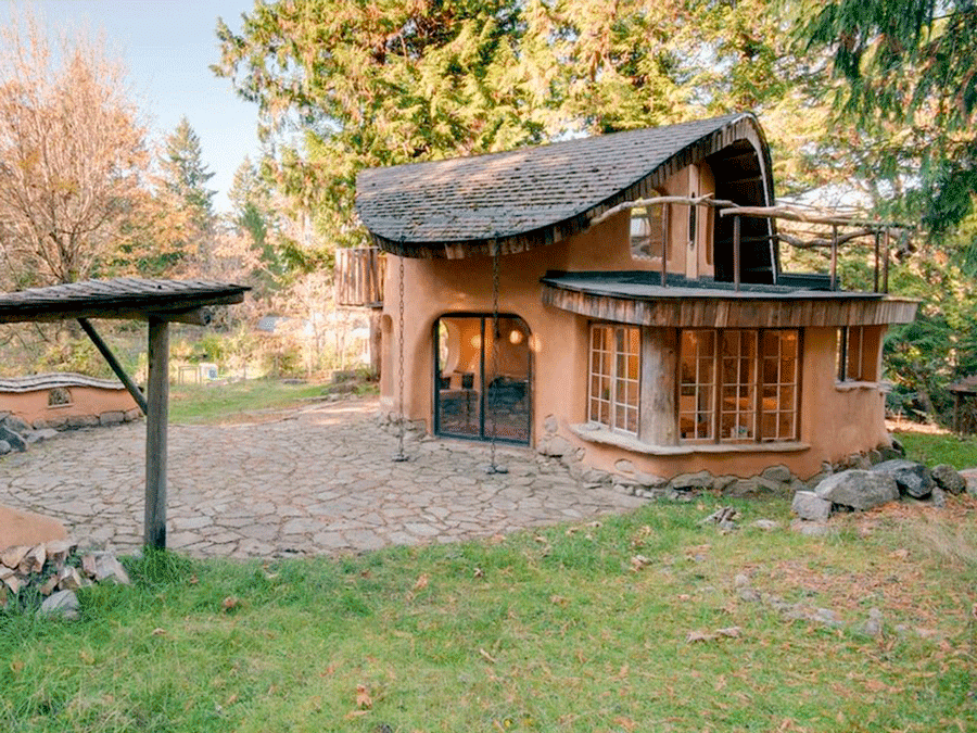 Une maison en torchis dans un jardin 