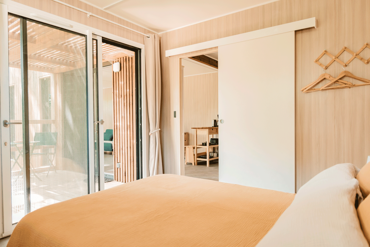 Chambre dans une grande maison en bois