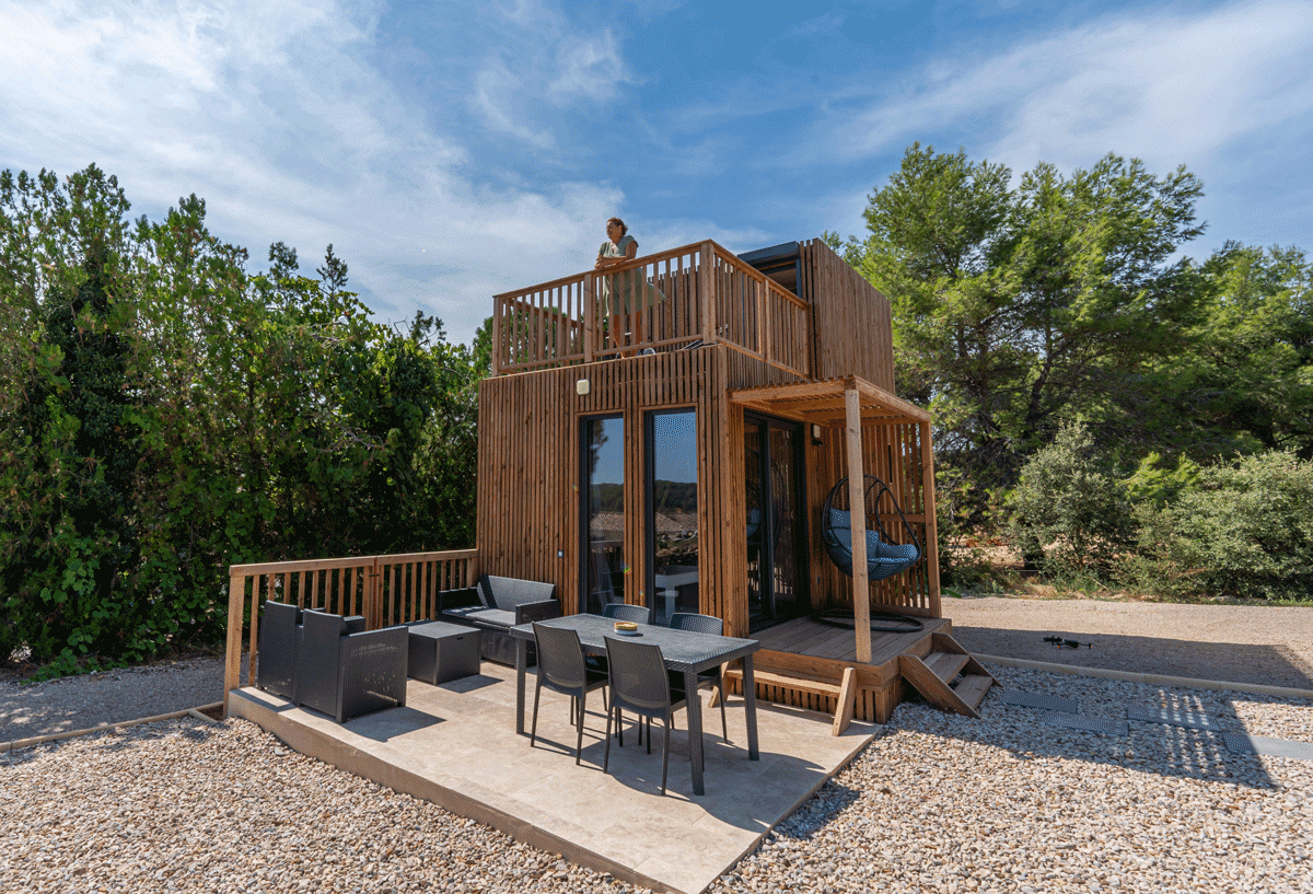 Une maison en bois avec une terrasse tropézienne
